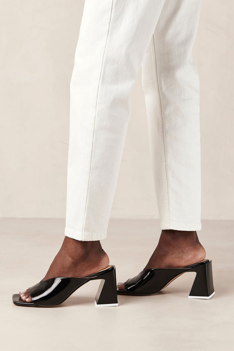 Alohas Black Tasha Leather Sandal