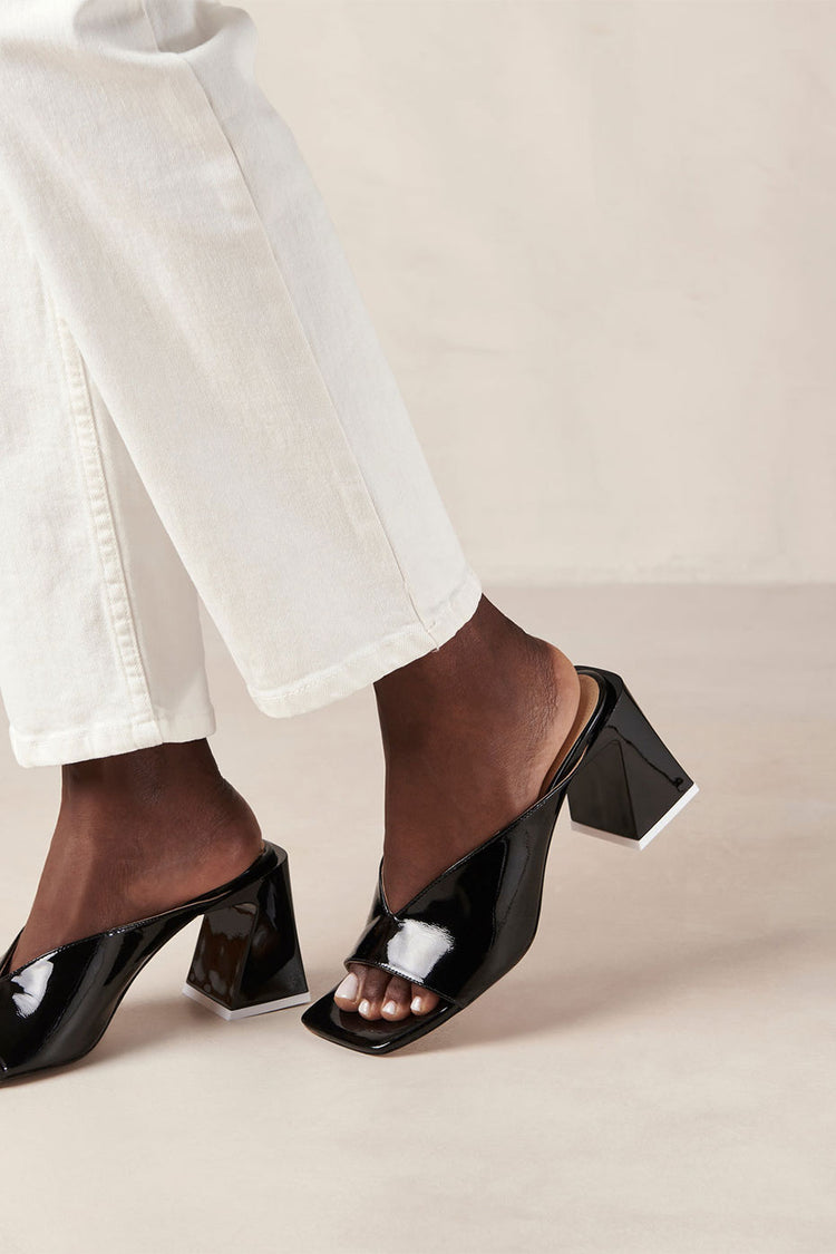 Alohas Black Tasha Leather Sandal