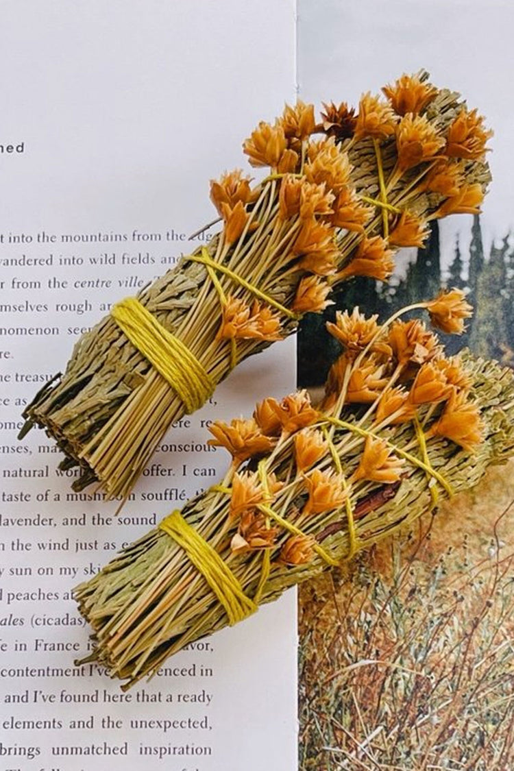 Parigotte Cedar Smudge With Flowers
