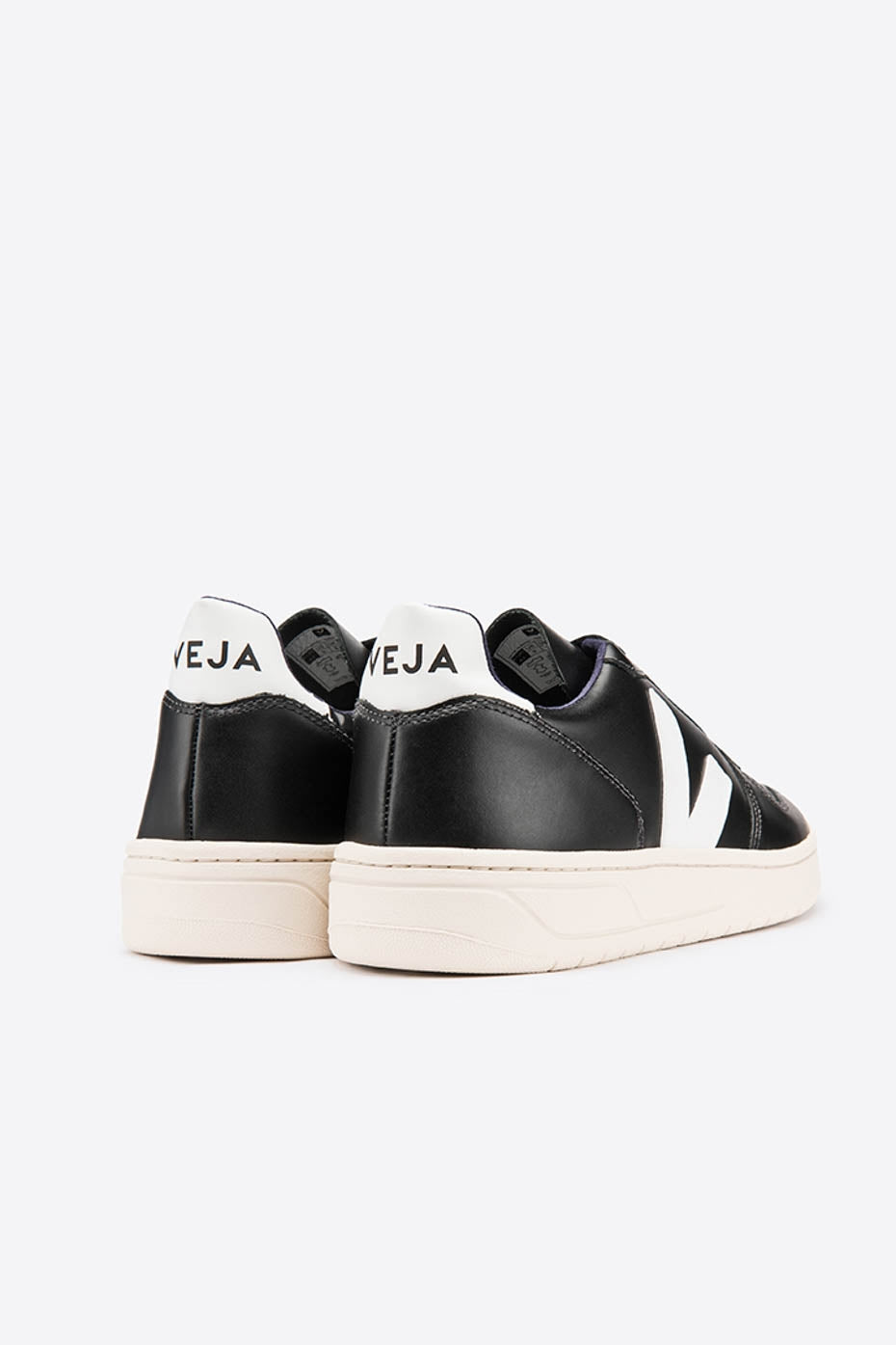 Veja v1 black and white 2025